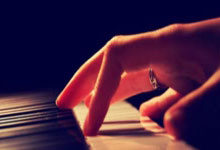 被任骏飞误伤，莫兰德赛季报销？亮相宏远宿舍，谁注意他的举动.